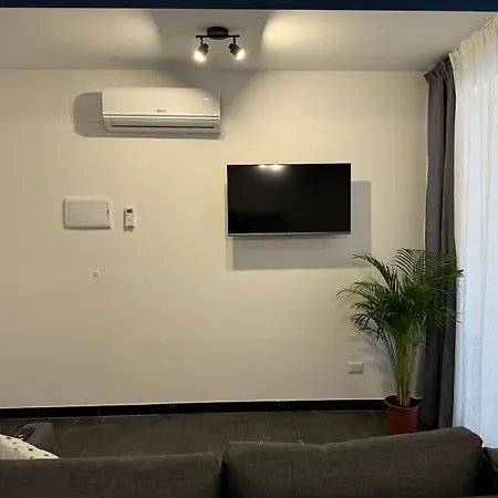 Black & Breakfast Apartment